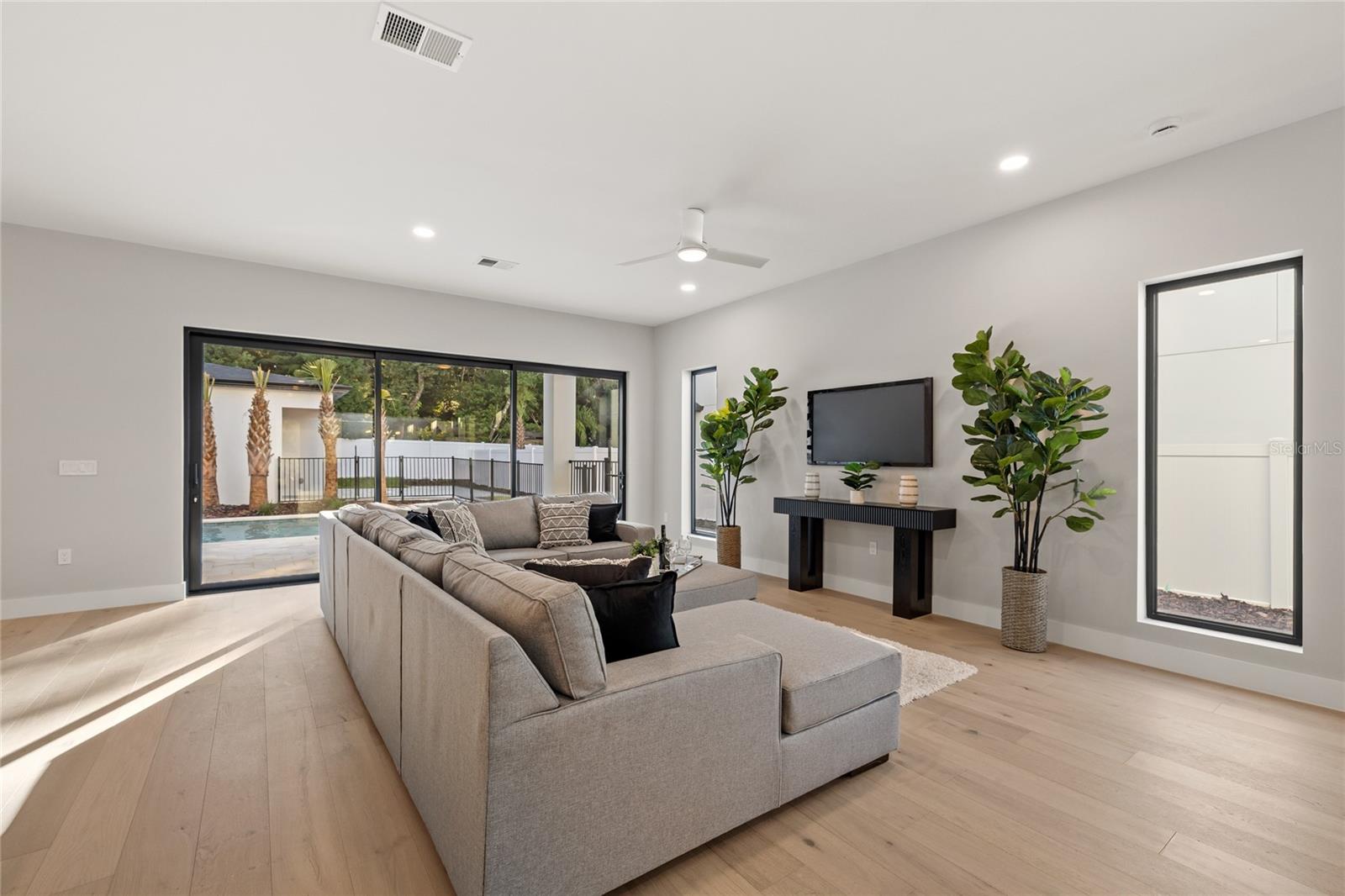 LAKE EMERALD - Residential