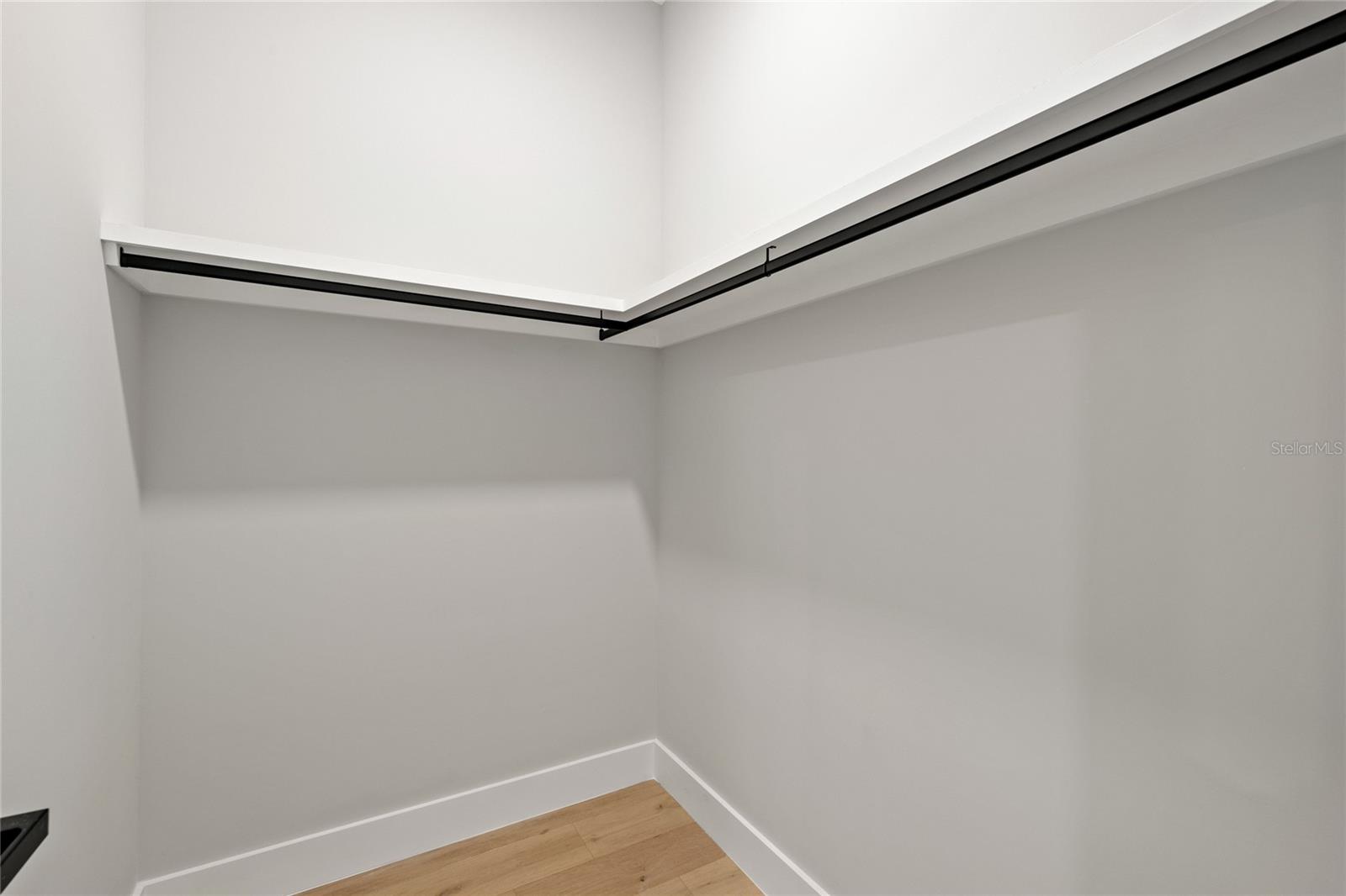 LAKE EMERALD - Residential