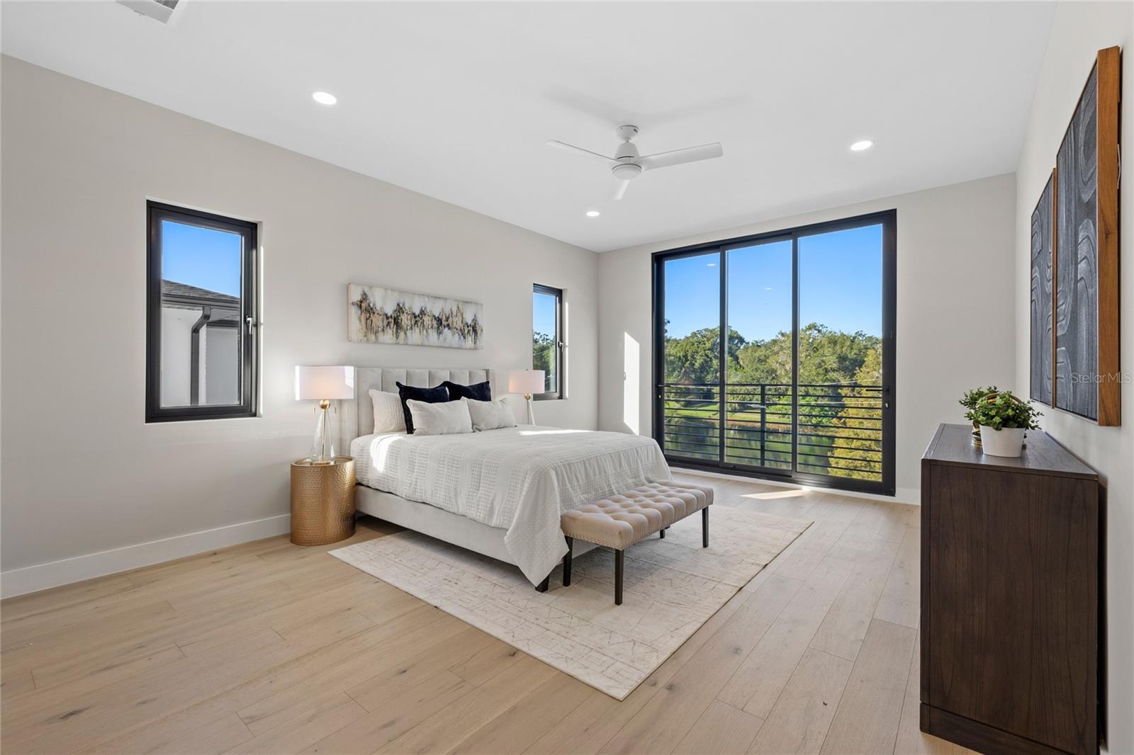 LAKE EMERALD - Residential