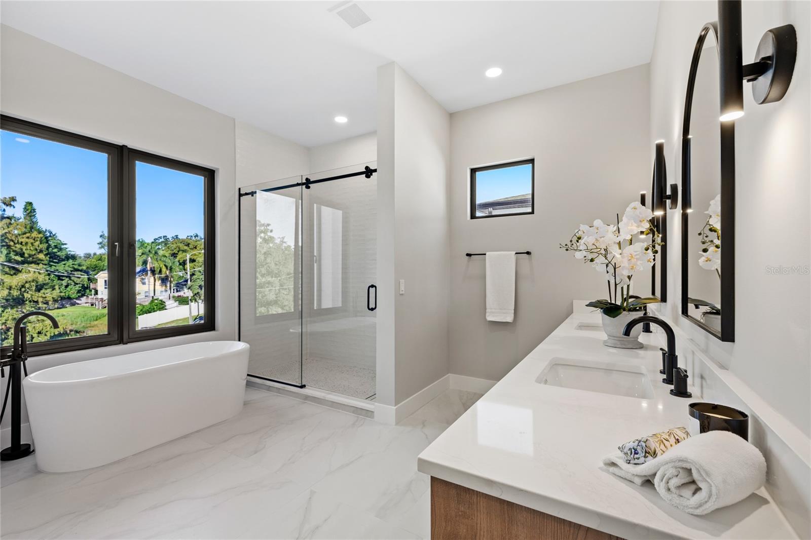 LAKE EMERALD - Residential