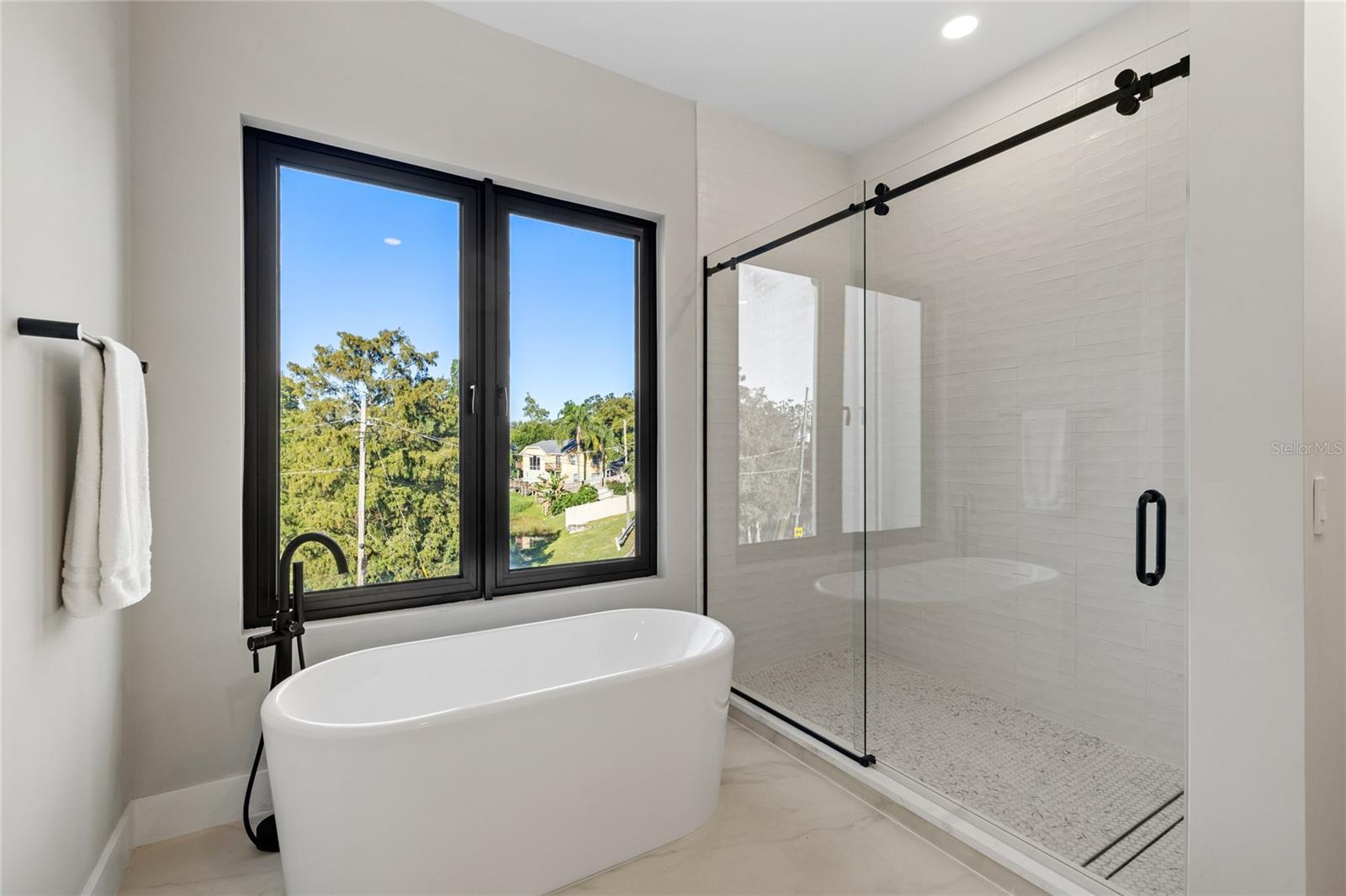 LAKE EMERALD - Residential