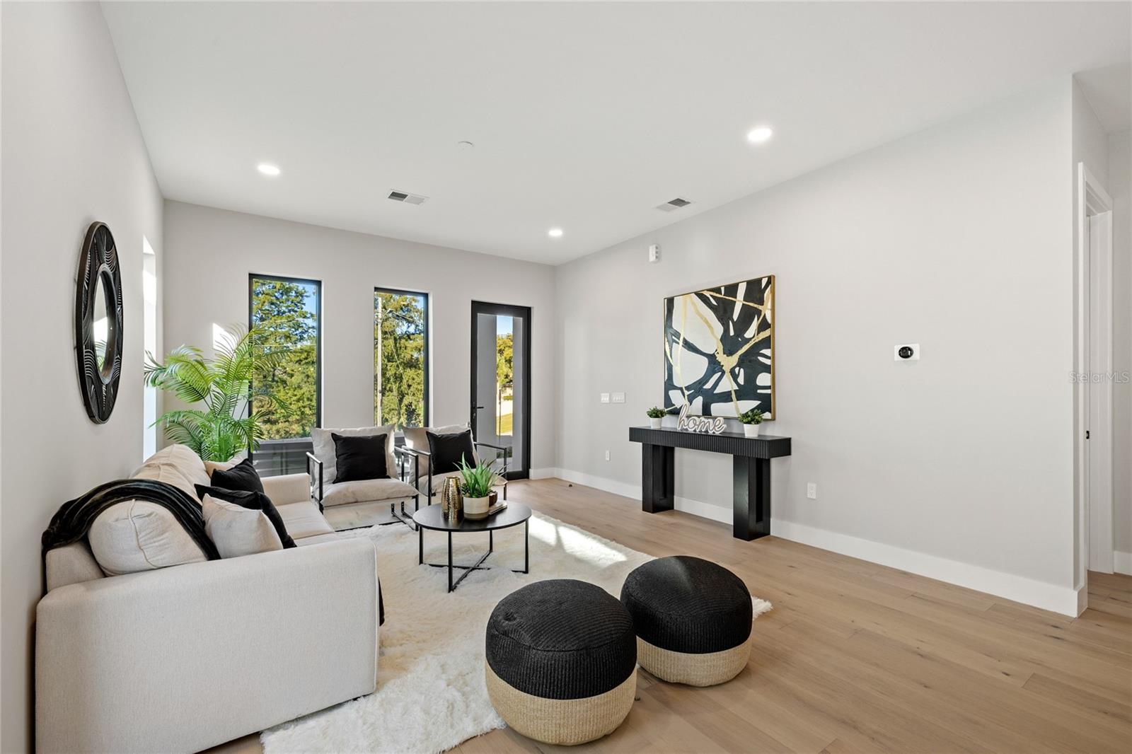 LAKE EMERALD - Residential