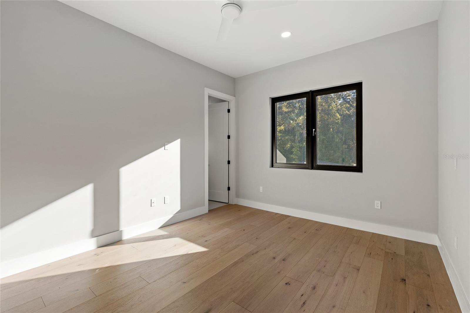 LAKE EMERALD - Residential