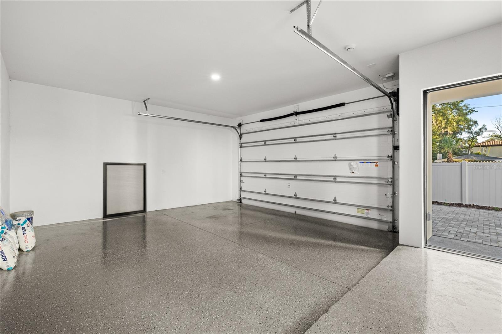 LAKE EMERALD - Residential