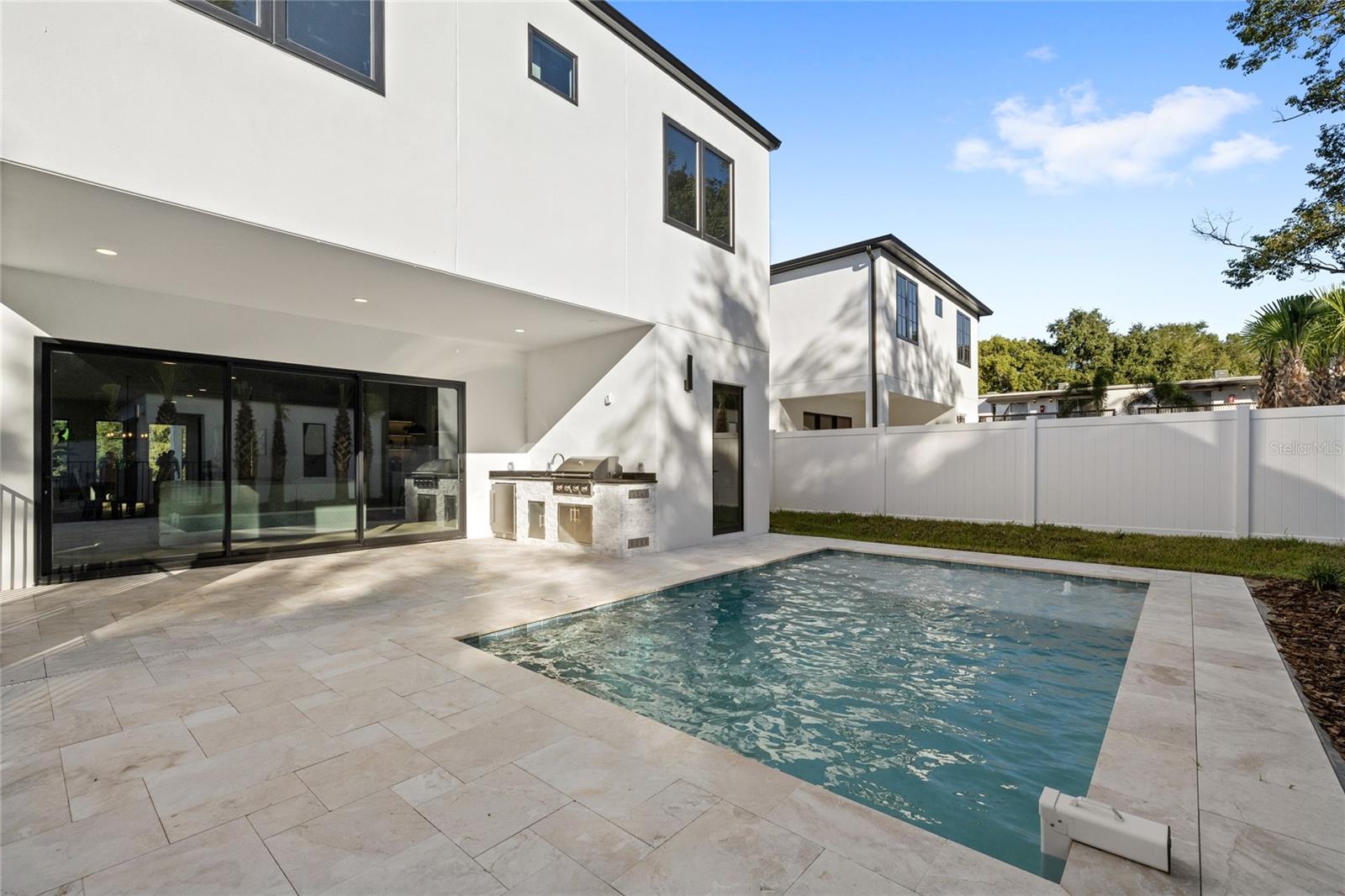 LAKE EMERALD - Residential