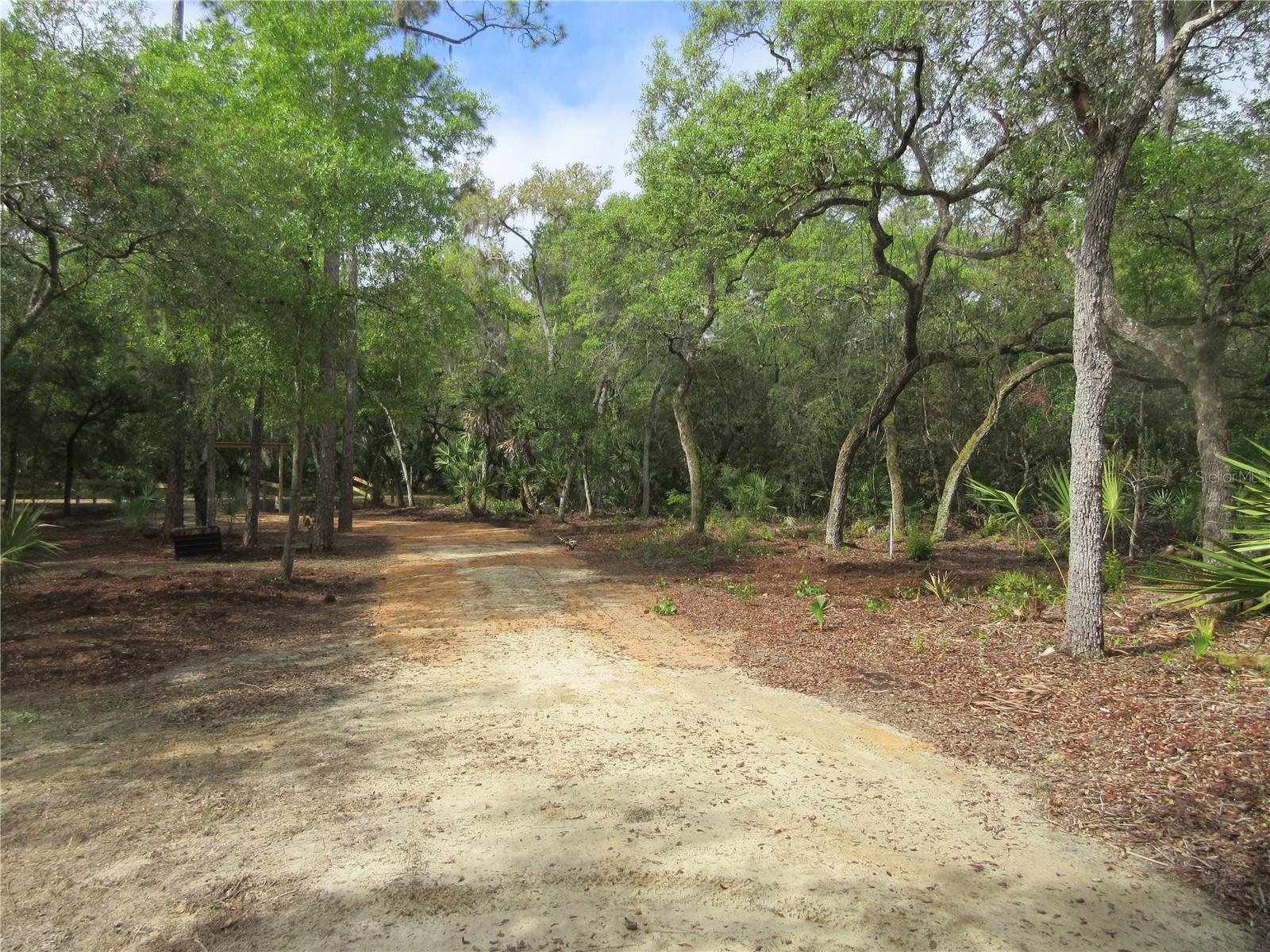 LAND-O-LAKES ESTATES - Land