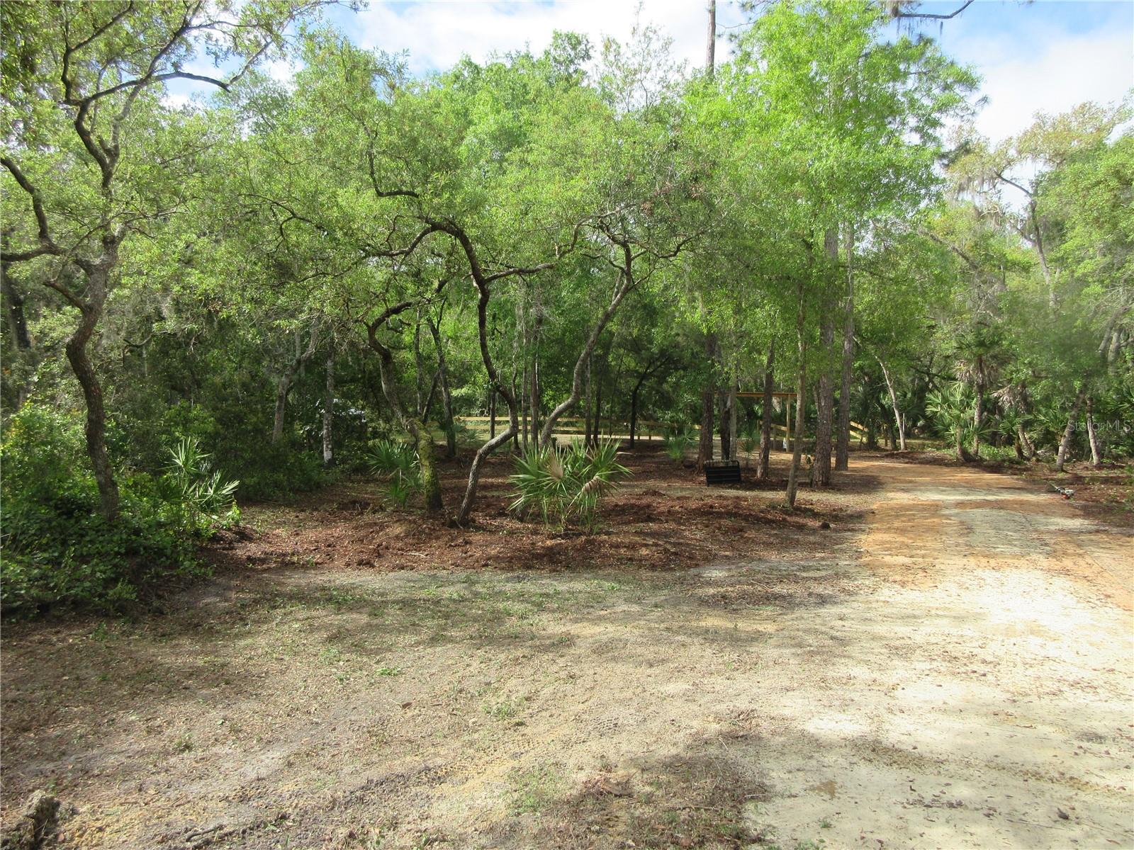 LAND-O-LAKES ESTATES - Land