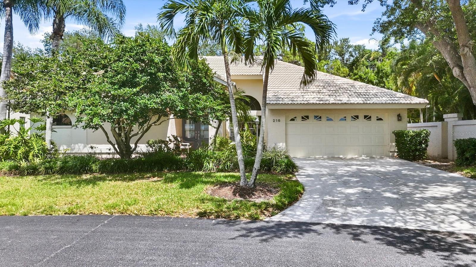 216 CARRIAGE HOUSE LANE 216