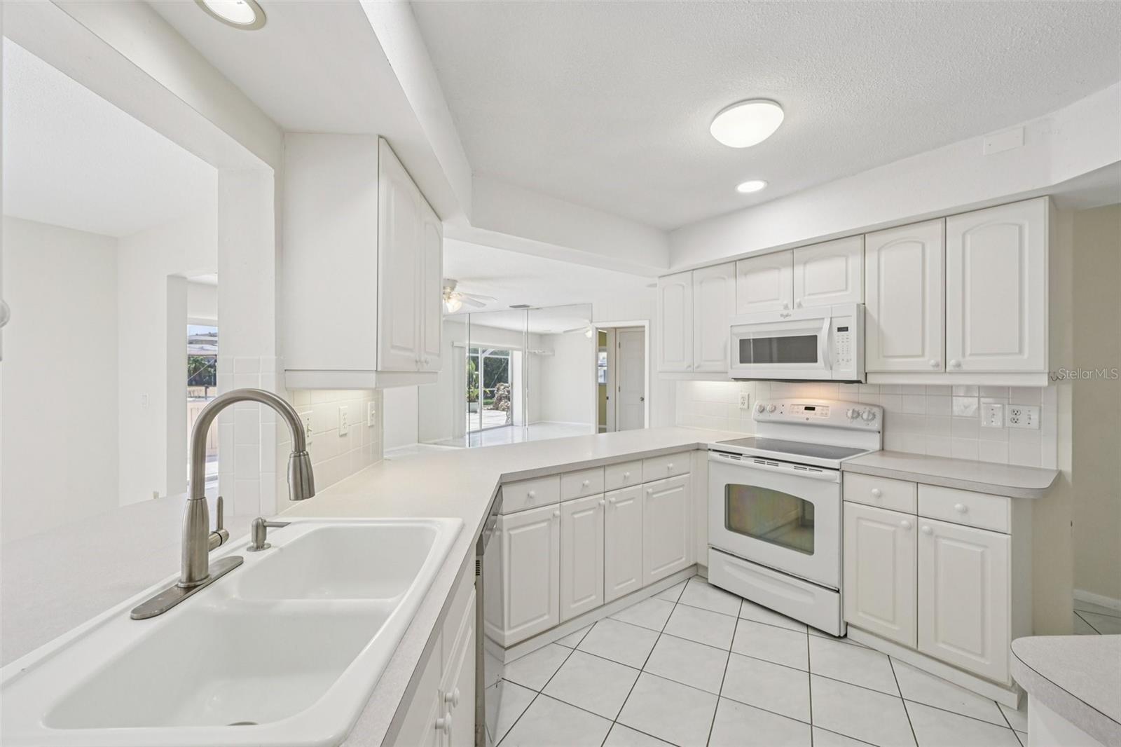 SORRENTO SHORES - Residential