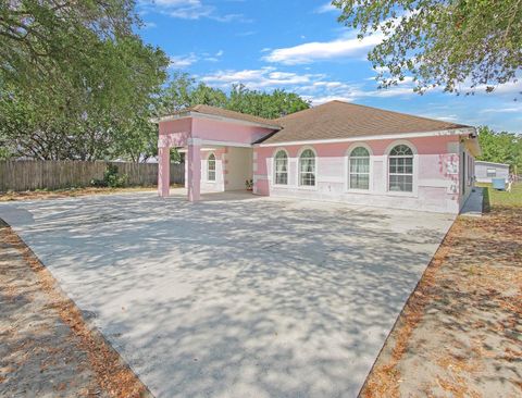 A home in LAKE WALES