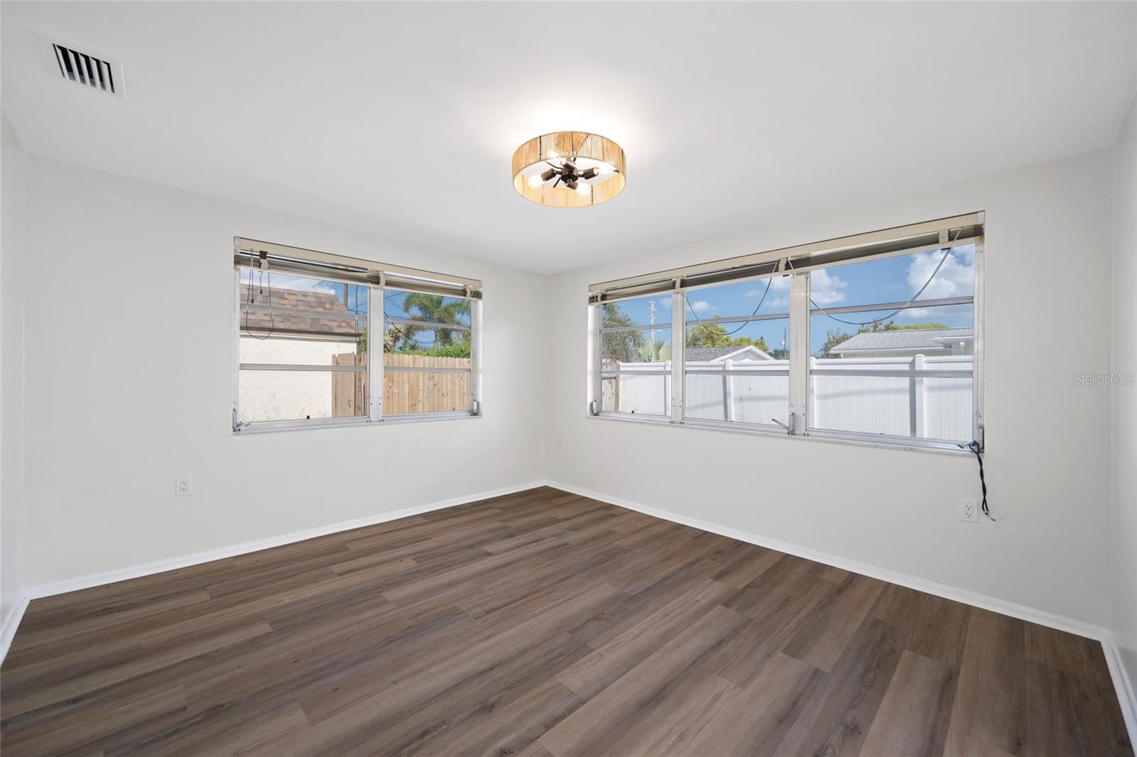 COLONIAL HILLS - Residential