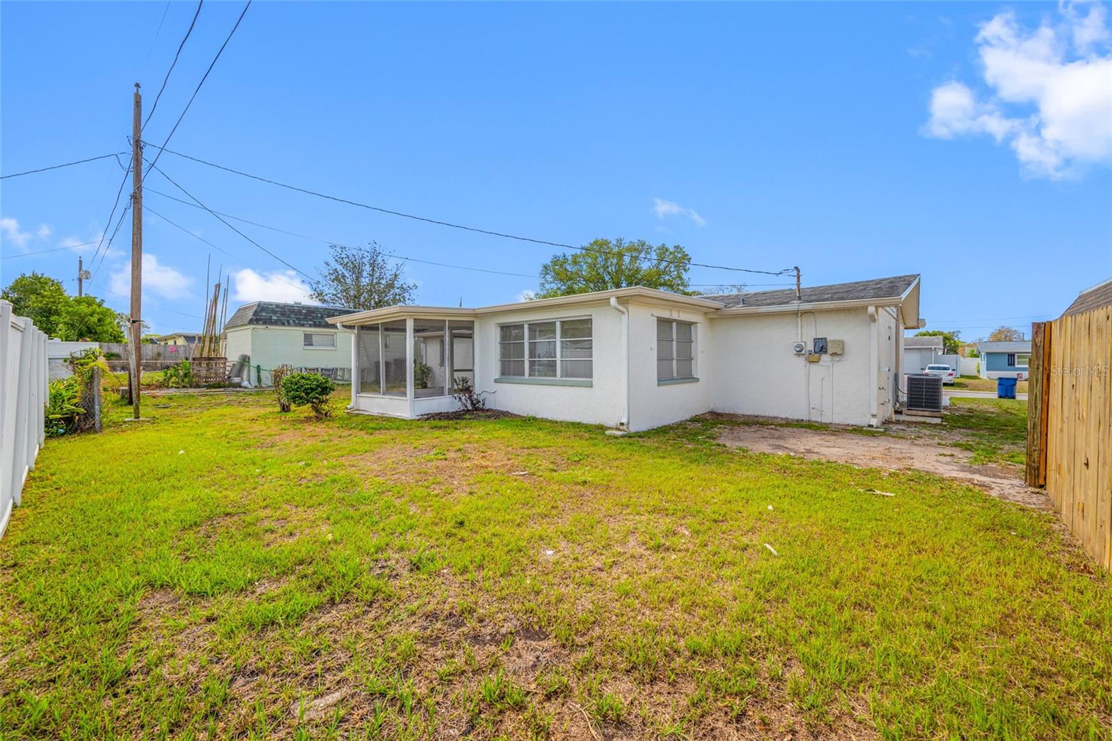 COLONIAL HILLS - Residential