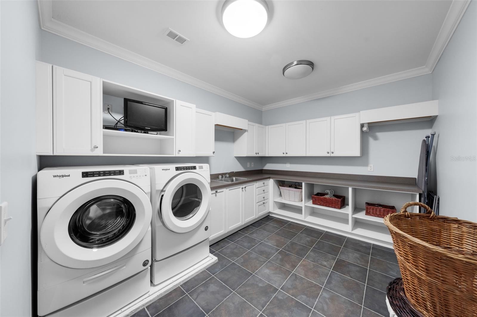 NEW SUBURB BEAUTIFUL - Residential