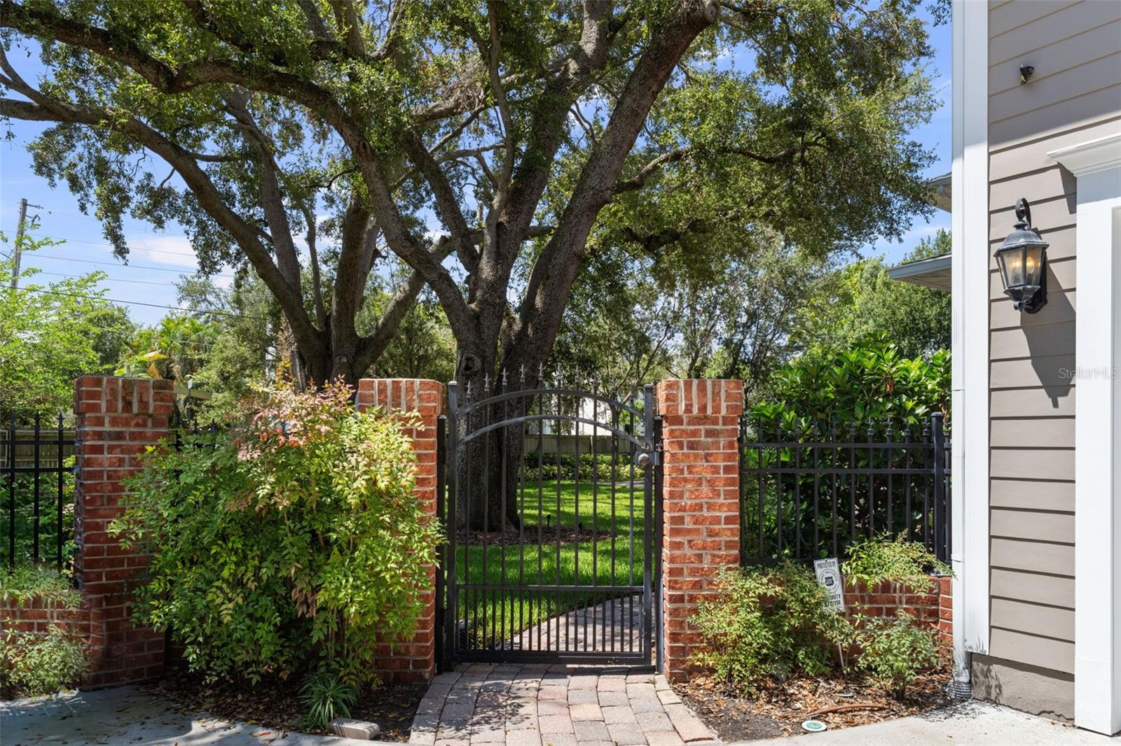 NEW SUBURB BEAUTIFUL - Residential