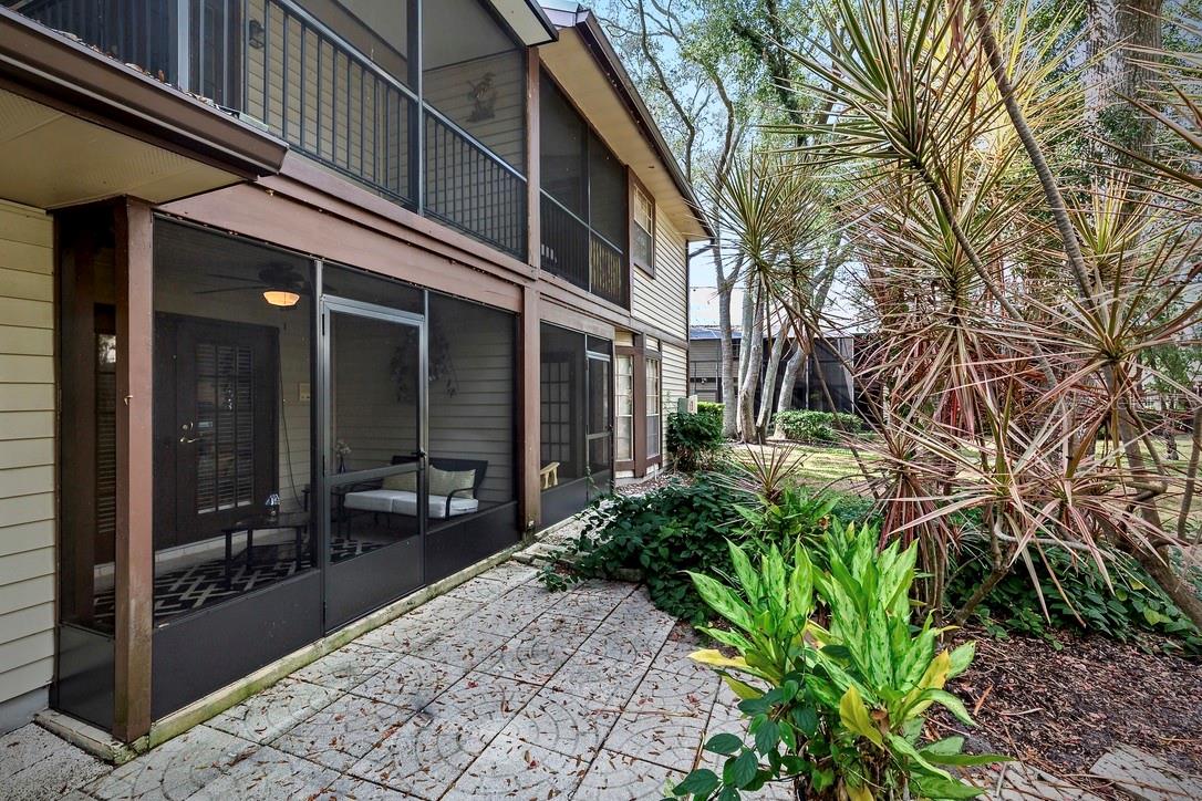 LAUREL OAKS AT COUNTRY WOODS CONDO - Residential