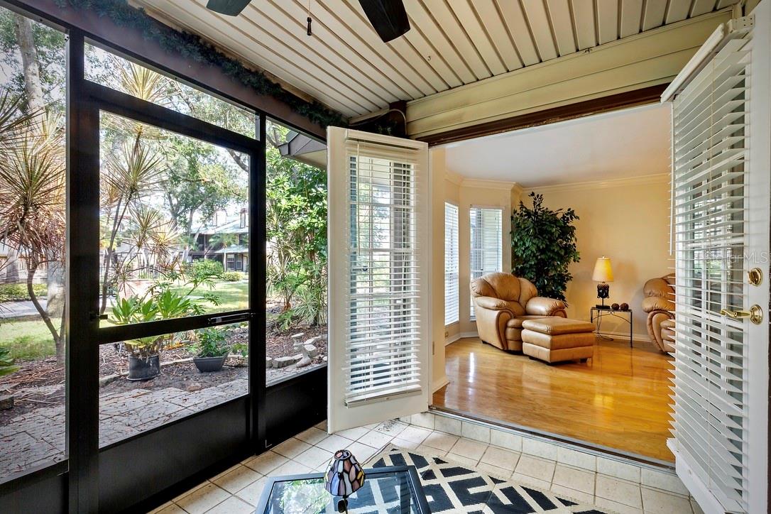 LAUREL OAKS AT COUNTRY WOODS CONDO - Residential