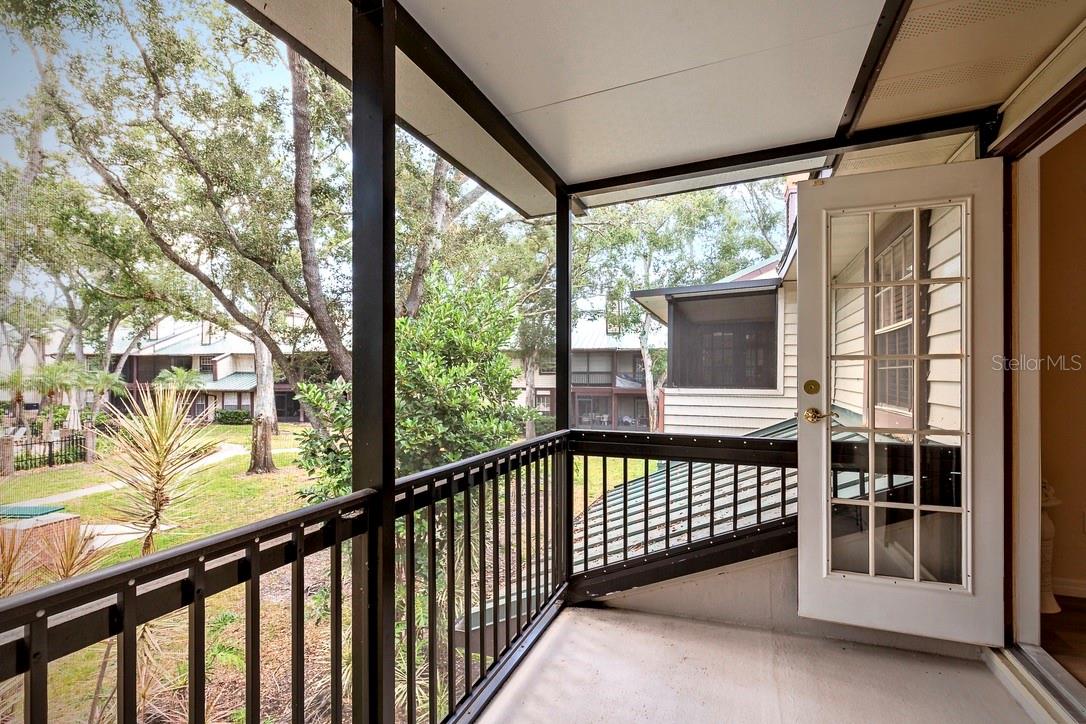 LAUREL OAKS AT COUNTRY WOODS CONDO - Residential