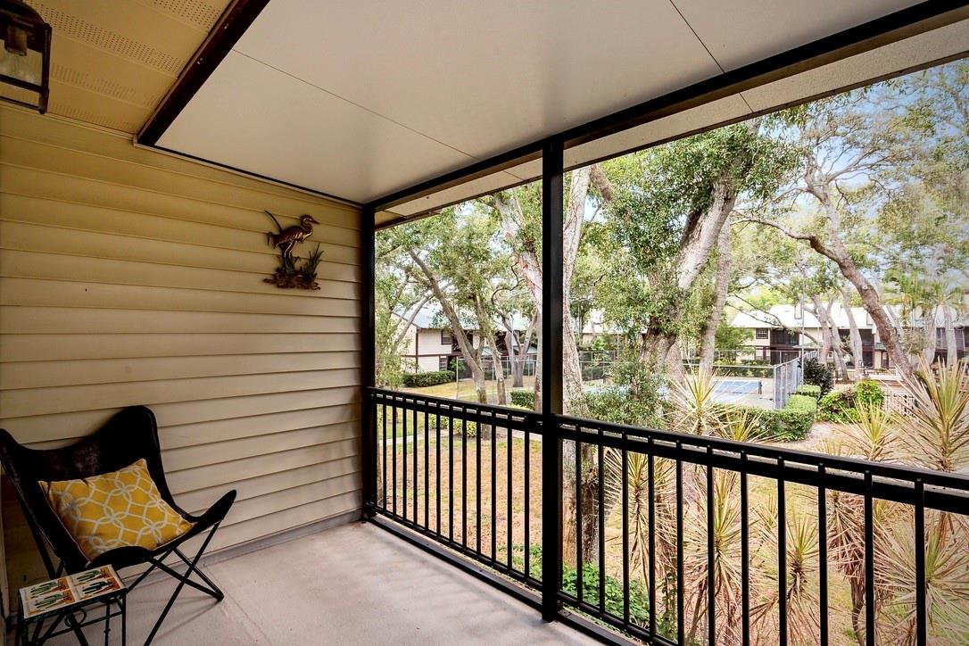 LAUREL OAKS AT COUNTRY WOODS CONDO - Residential