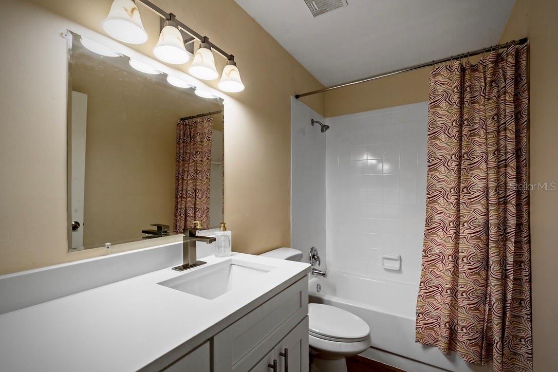 LAUREL OAKS AT COUNTRY WOODS CONDO - Residential