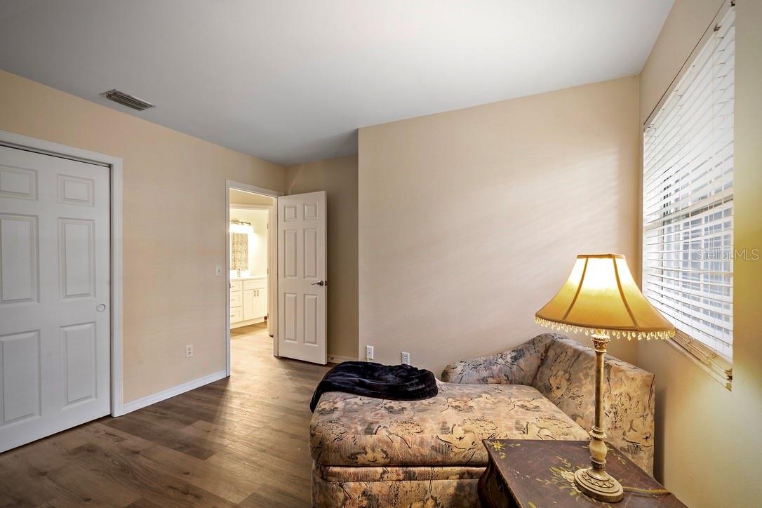 LAUREL OAKS AT COUNTRY WOODS CONDO - Residential