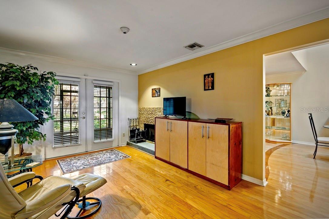 LAUREL OAKS AT COUNTRY WOODS CONDO - Residential