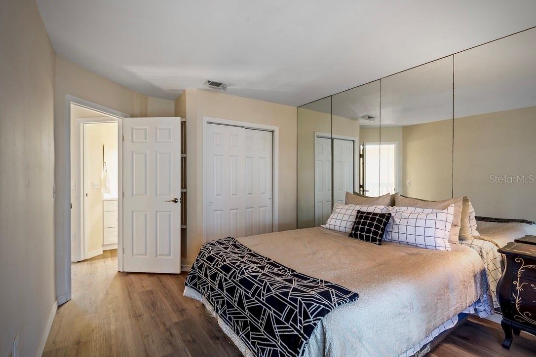 LAUREL OAKS AT COUNTRY WOODS CONDO - Residential