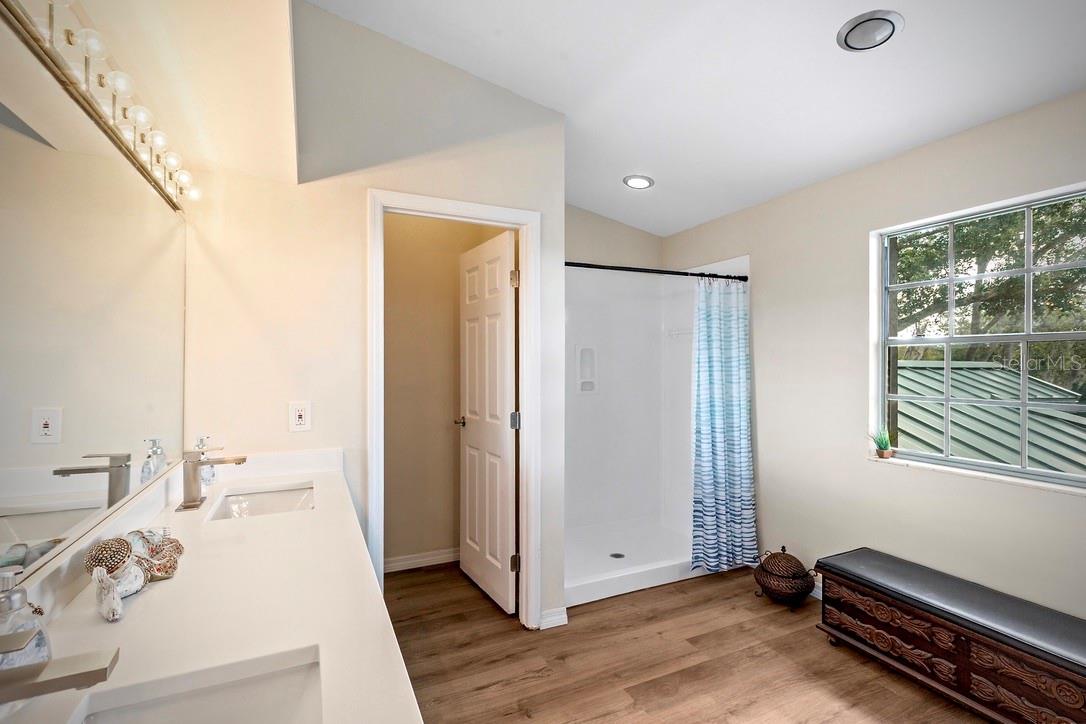 LAUREL OAKS AT COUNTRY WOODS CONDO - Residential