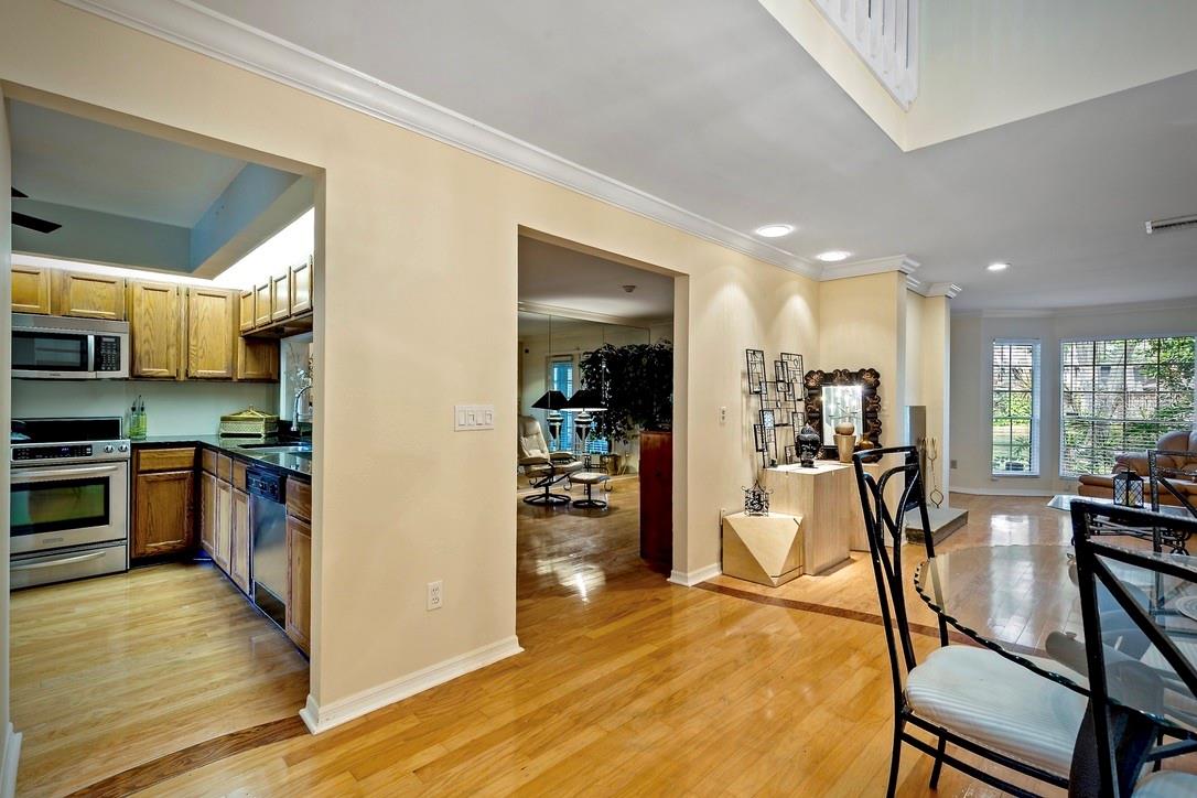 LAUREL OAKS AT COUNTRY WOODS CONDO - Residential