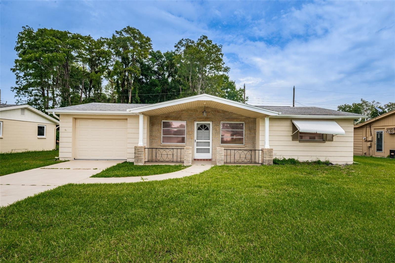 Lovely 2/2 for rent in Holiday! With Bonus Room, possible 3rd bed and large backyard.