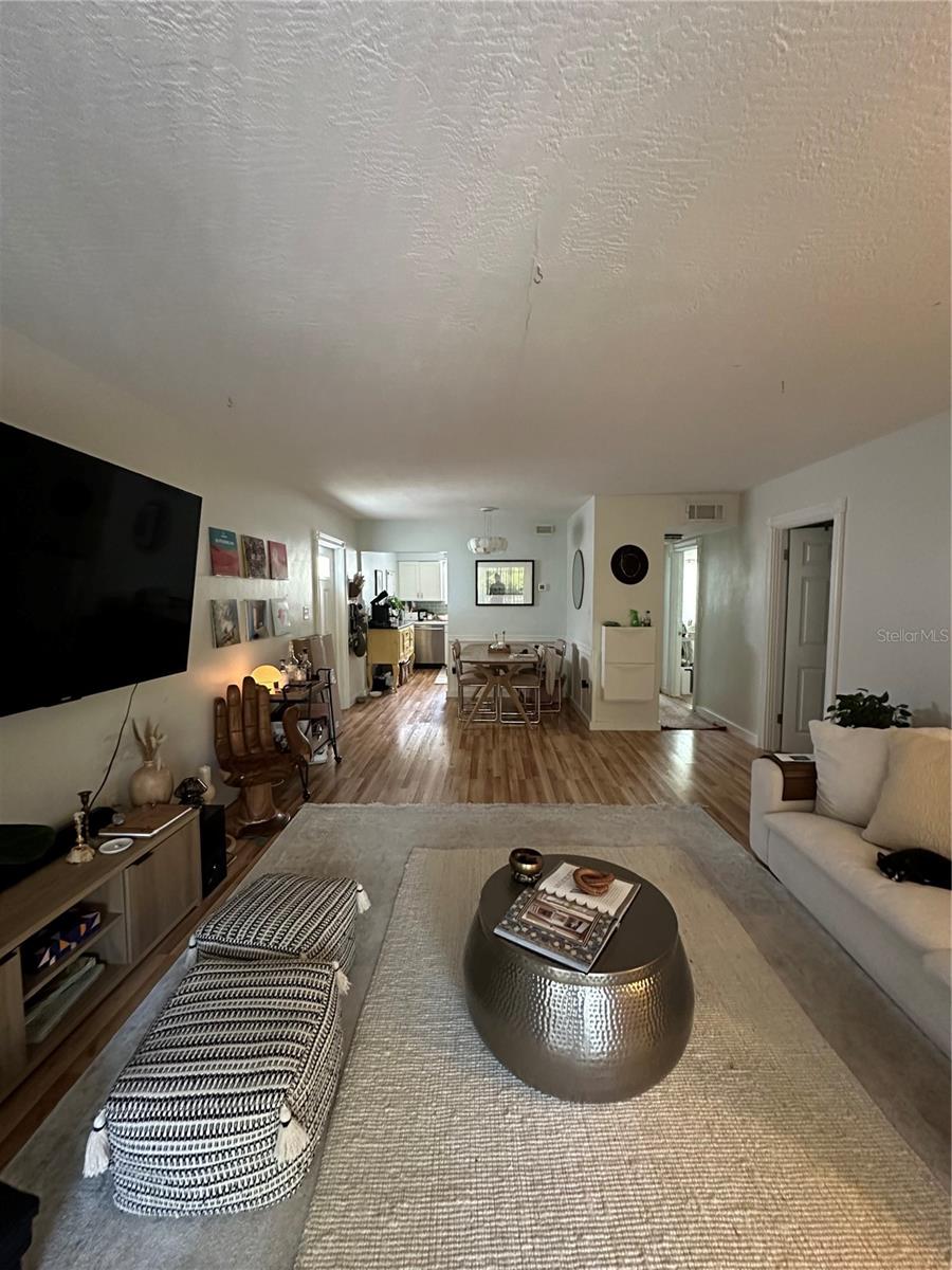 Near the north Siesta Key Bridge and Bay. Amazing location.
Minutes to Siesta Key, minutes to SMH. Minutes to Hillview district. Southside Elementary school district. Dead end street. Walk to restaurants and shopping. top floor of a 2 story building with a big relaxing Lanai. Covered Parking. In unit laundry
Quiet location. Cats allowed