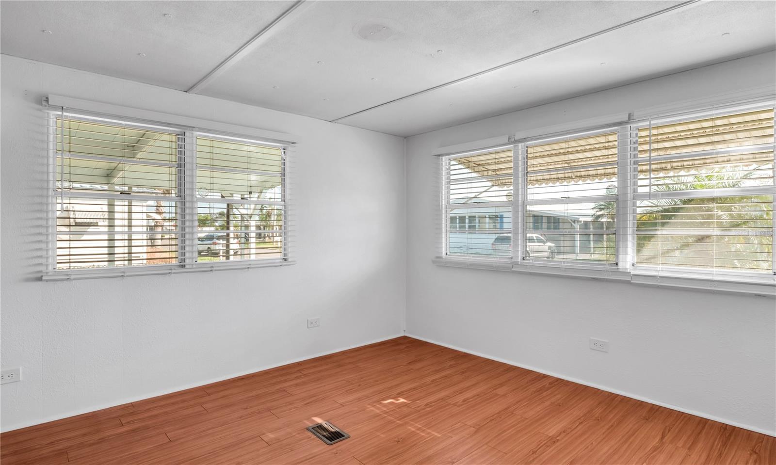 CASA LOMA MOBILEHOME SUB - Residential Lease