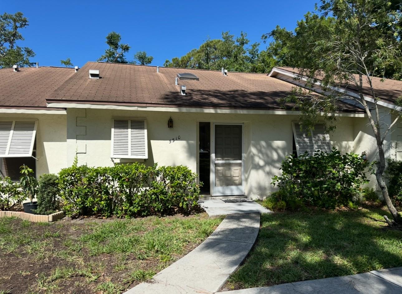 Spacious 2-bedroom, 2-bath villa located in the heart of Sarasota. This well-maintained home features a bright and comfortable living space with plenty of natural light, laminate wood flooring, private yard and pool access. Located in a quiet neighborhood, just minutes from shopping, dining, the airport—and a short drive to Sarasota's beautiful beaches!
Rent includes water and cable TV. Schedule your showing today, don't miss out on this amazing community!