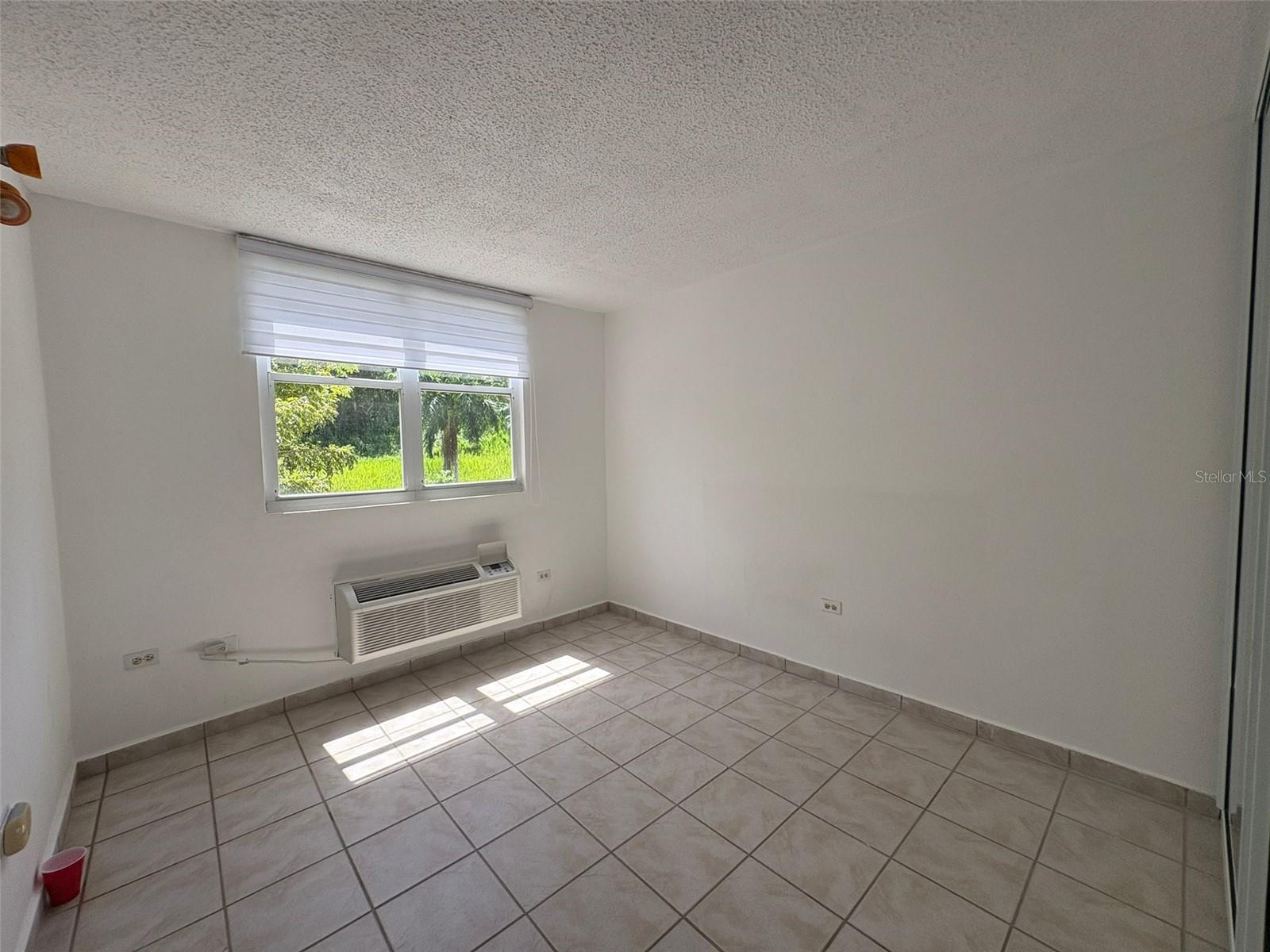 ALTURAS DEL PARQUE - Residential Lease