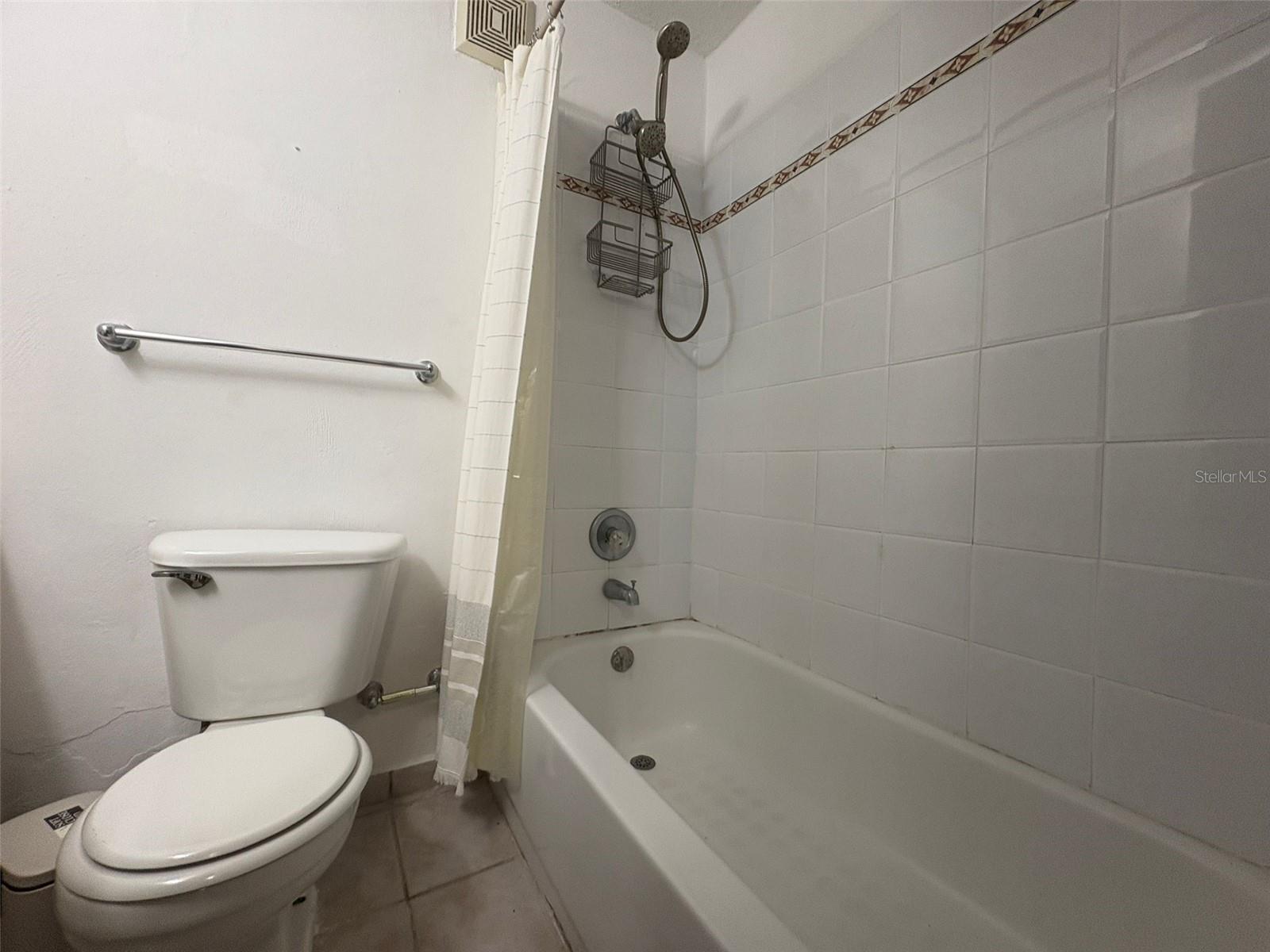ALTURAS DEL PARQUE - Residential Lease