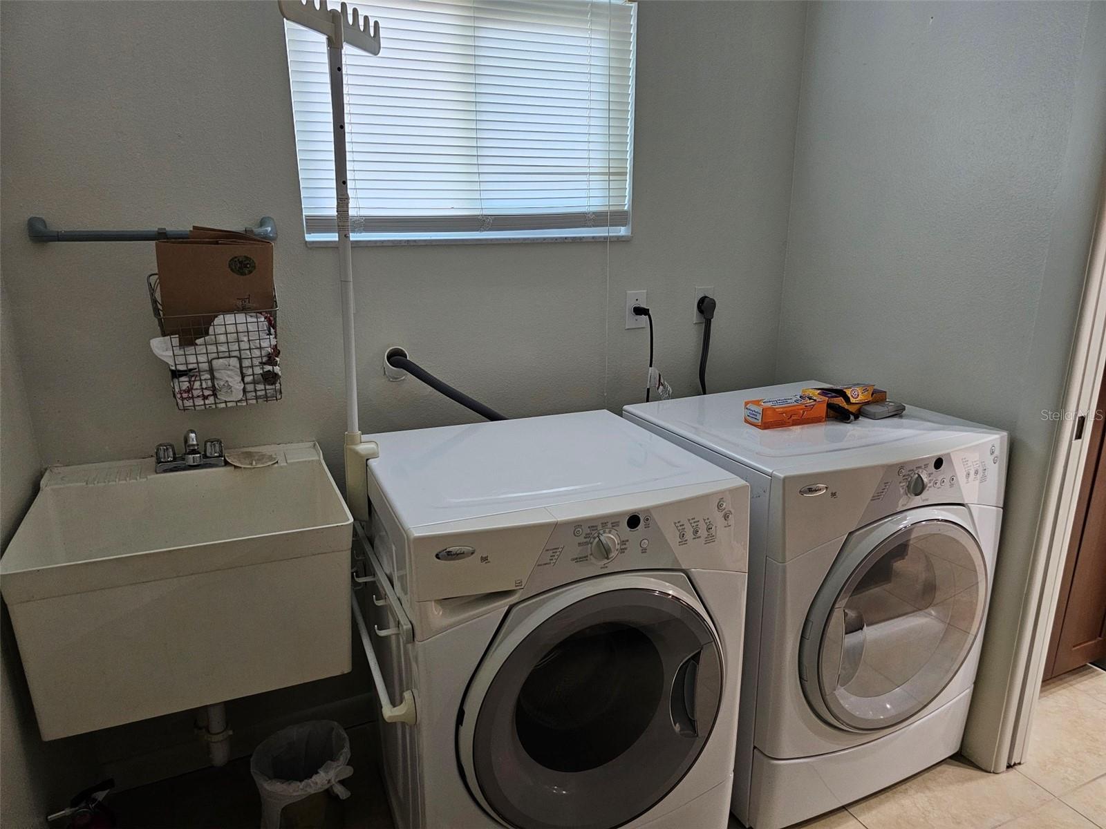 FIVE LAKES 1 & 1C - Residential Lease