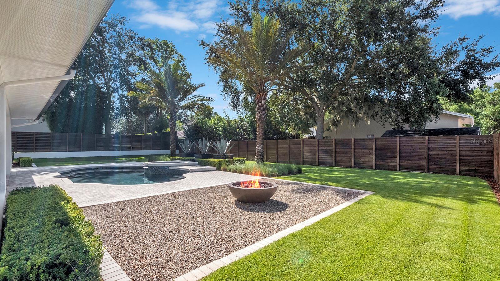 948 POINCIANA LANE