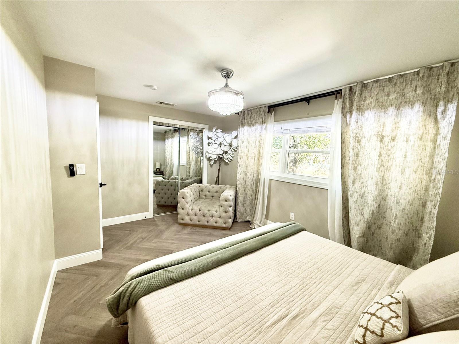 UNIVERSITY SQUARE - Residential