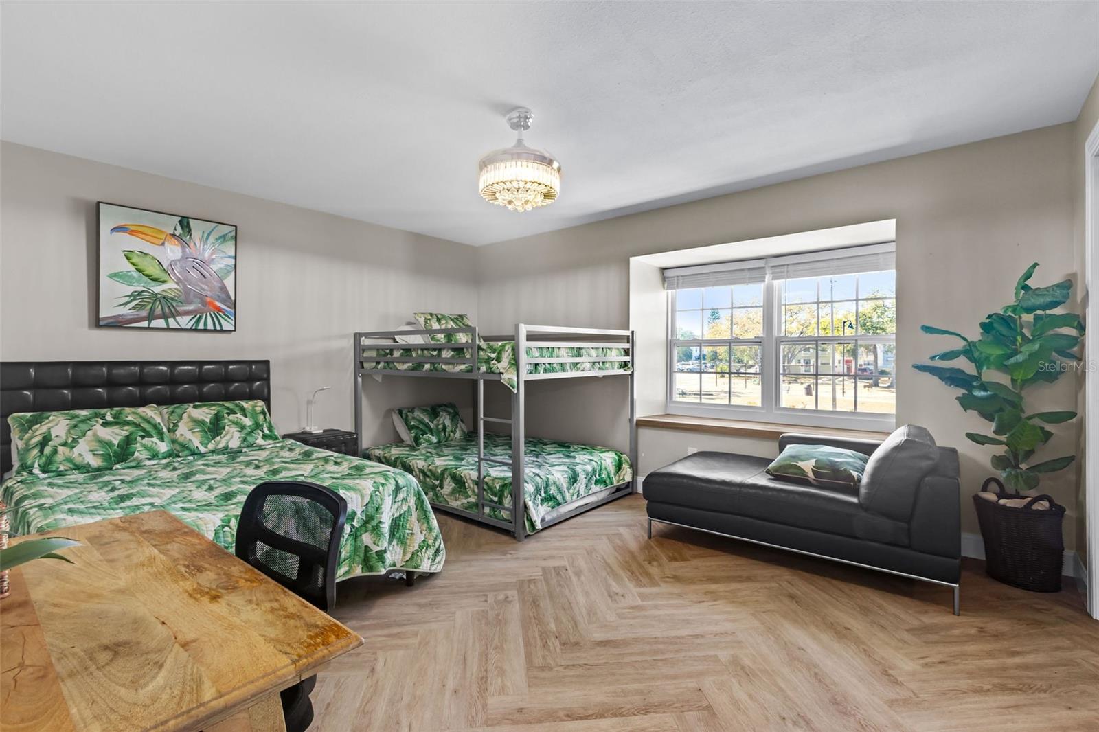 UNIVERSITY SQUARE - Residential