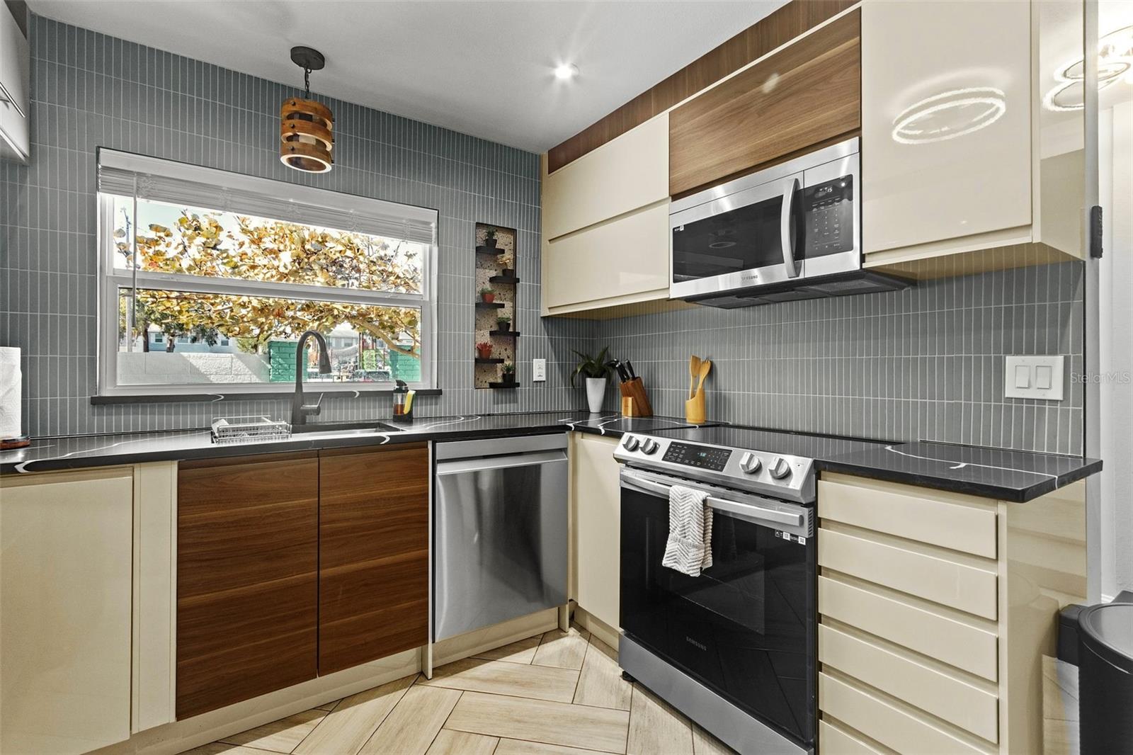 UNIVERSITY SQUARE - Residential