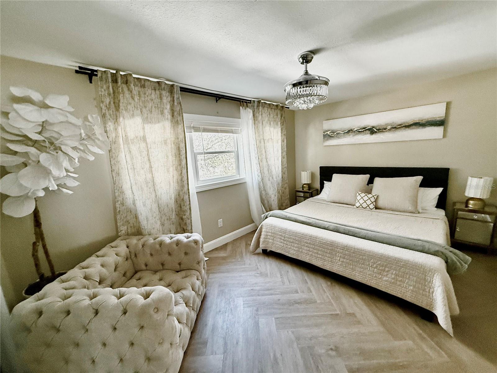 UNIVERSITY SQUARE - Residential