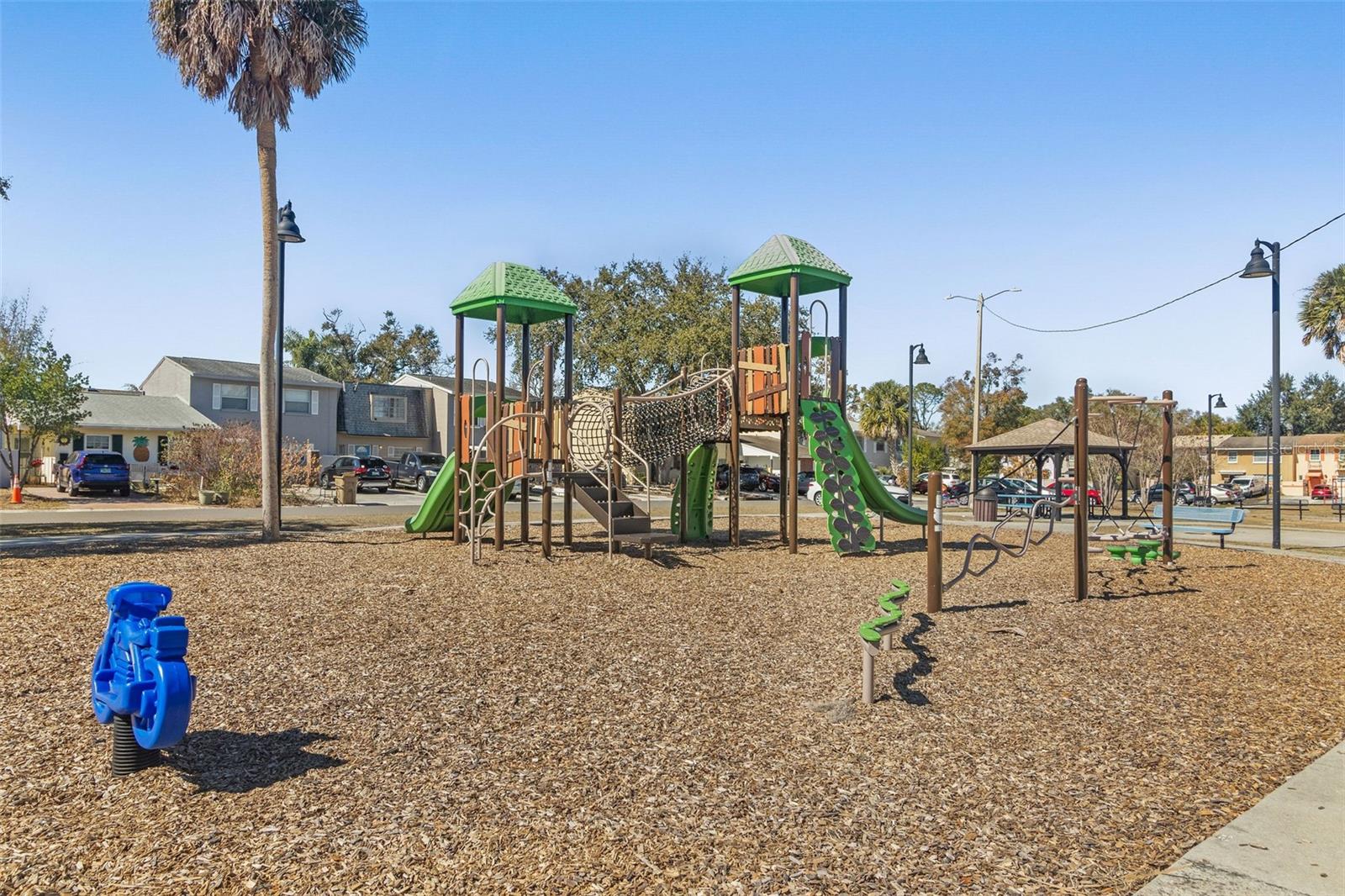 UNIVERSITY SQUARE - Residential