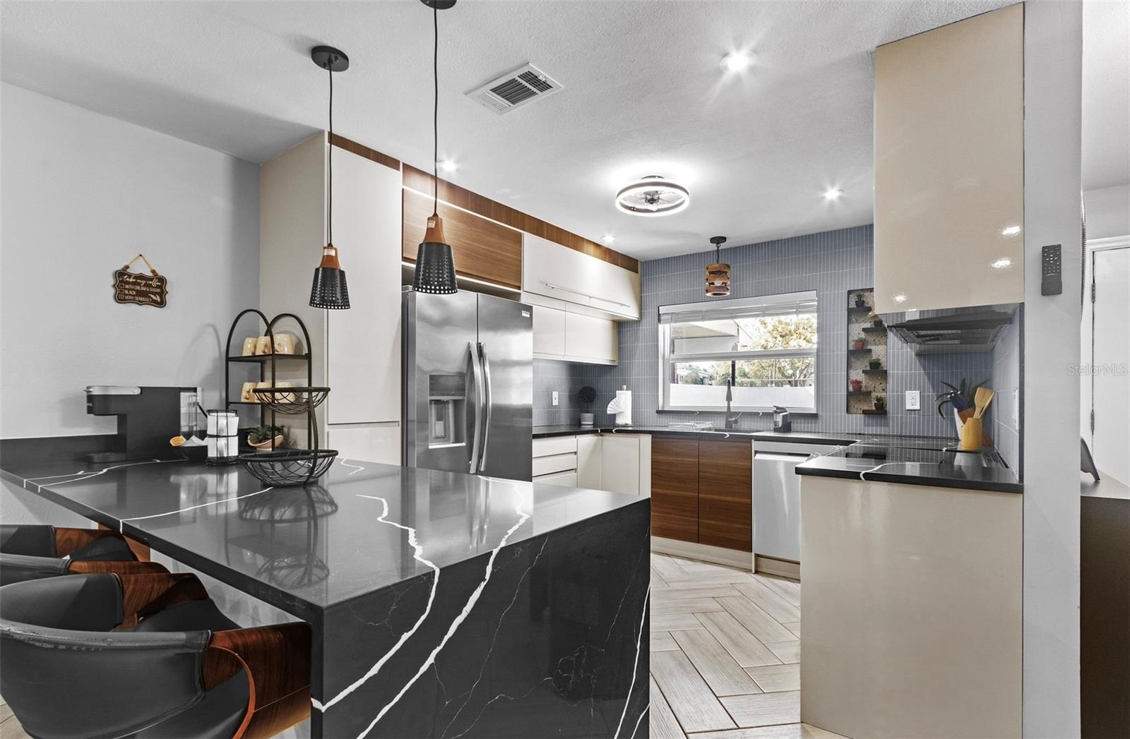 UNIVERSITY SQUARE - Residential