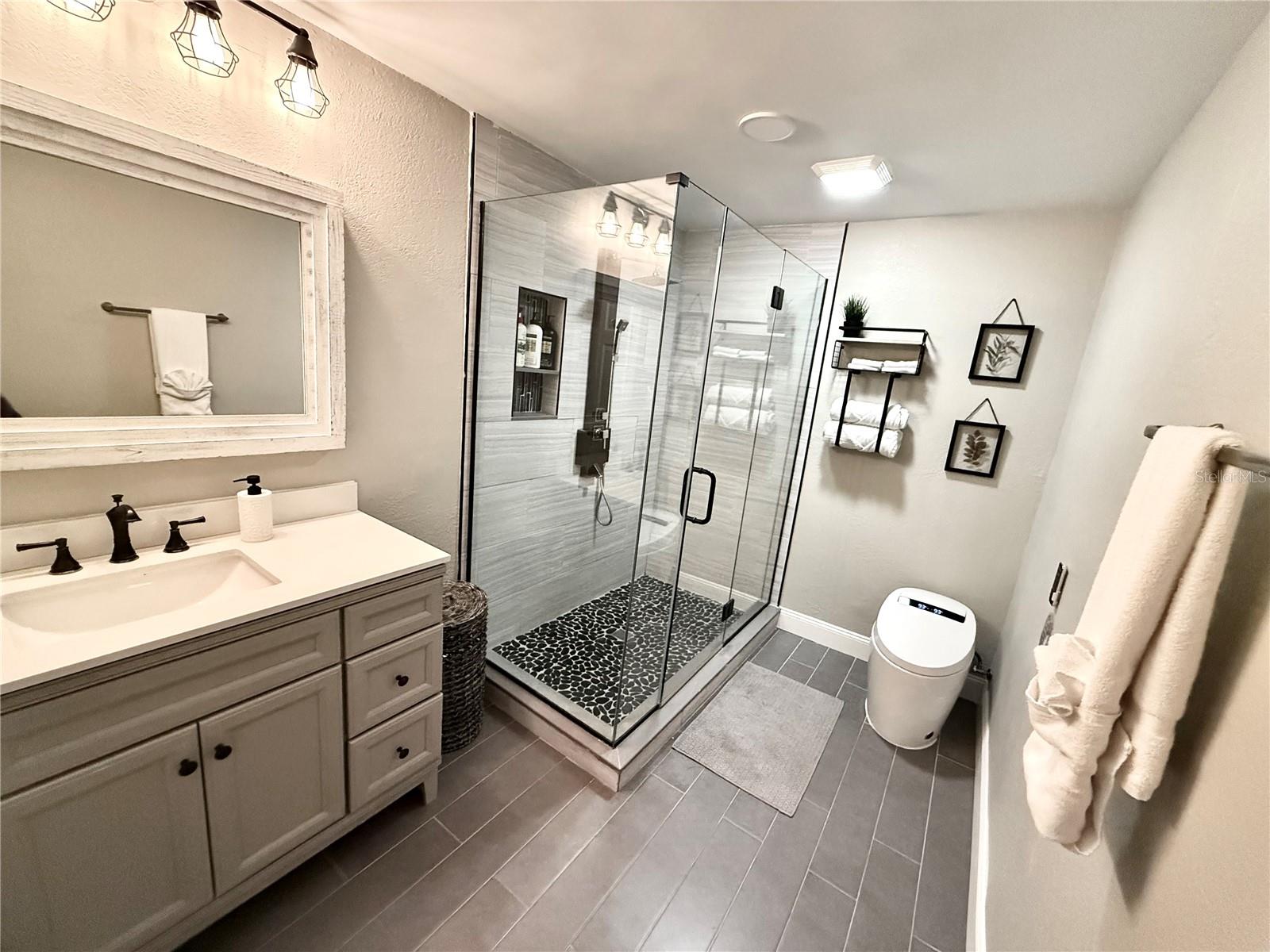 UNIVERSITY SQUARE - Residential