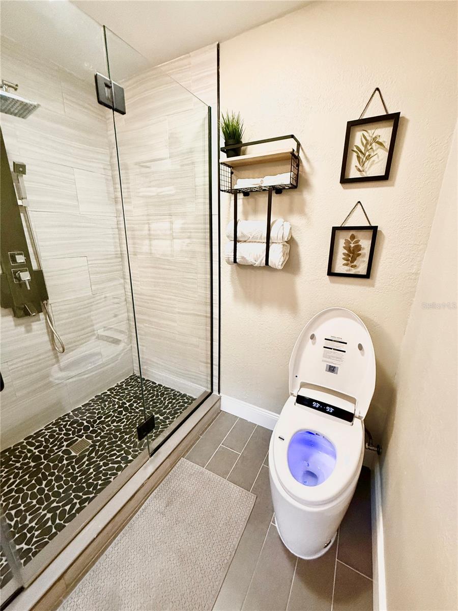 UNIVERSITY SQUARE - Residential