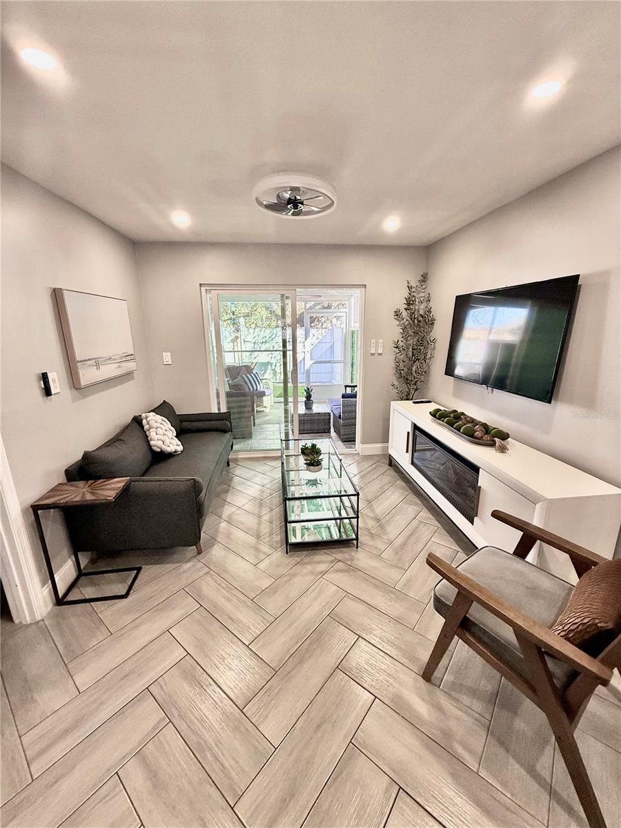 UNIVERSITY SQUARE - Residential