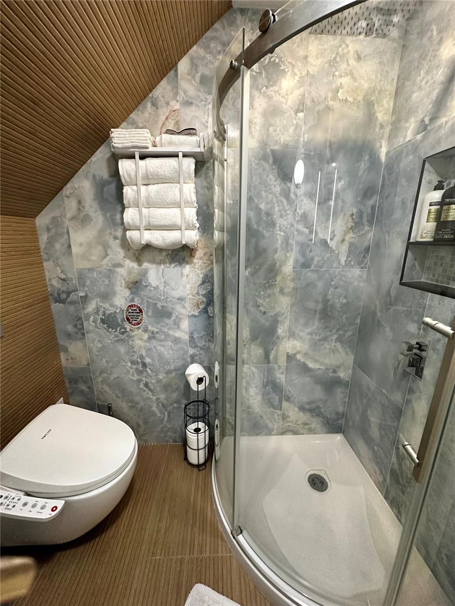 UNIVERSITY SQUARE - Residential