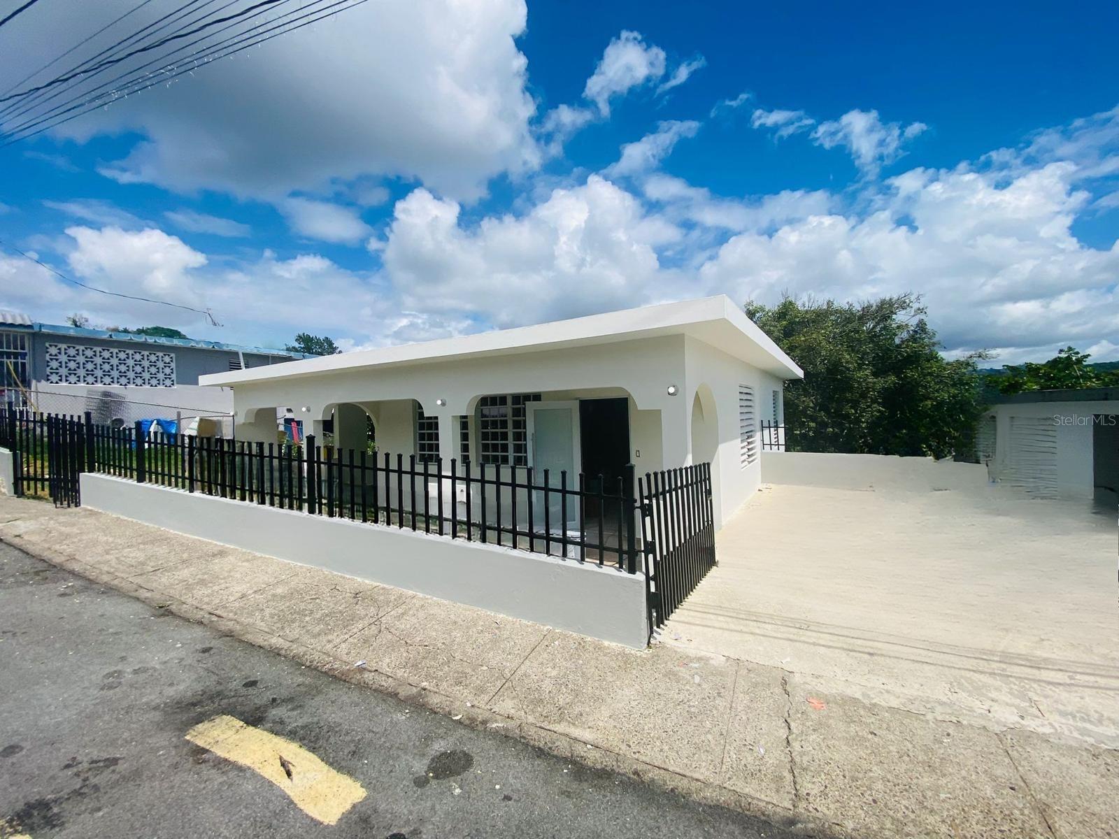 OPPORTUNITY IN TOA ALTA!
Beautiful country property with a gorgeous view.
Completely remodeled:
New flooring, renovated bathrooms and kitchen, new doors, roof treatment, fresh paint
And many other improvements!