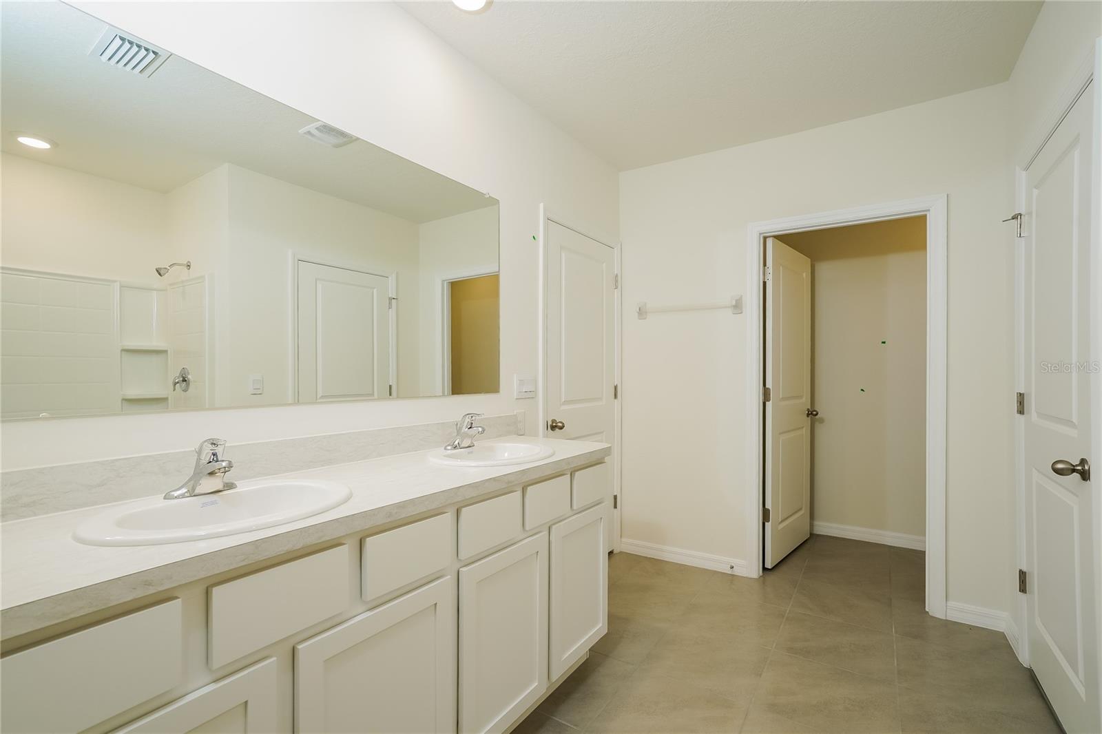 LAKE DIAMOND NORTH - Residential Lease