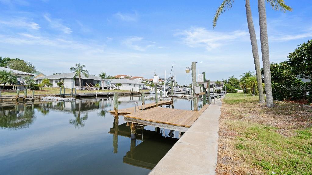 APOLLO BEACH UNIT 08 A RESUBDI - Residential