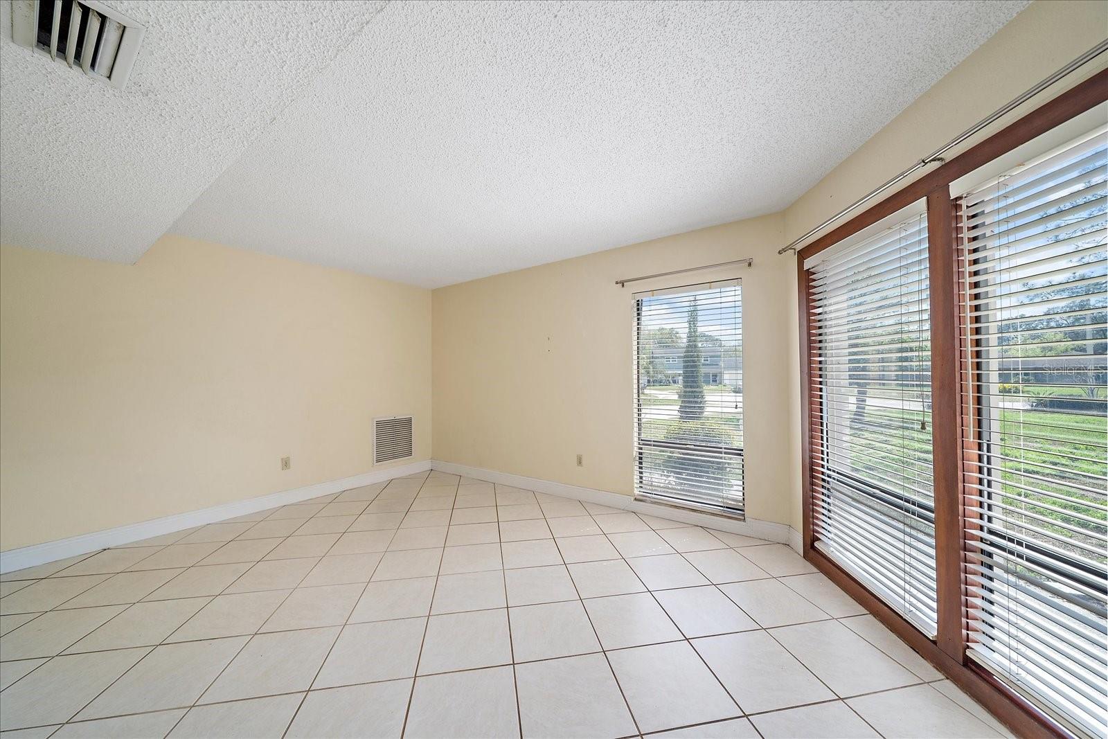 COUNTRY LAKES - Residential